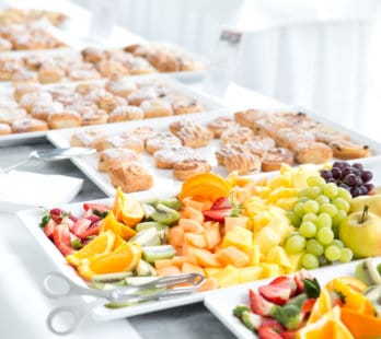 Buffet mit verschiedenen Speisen