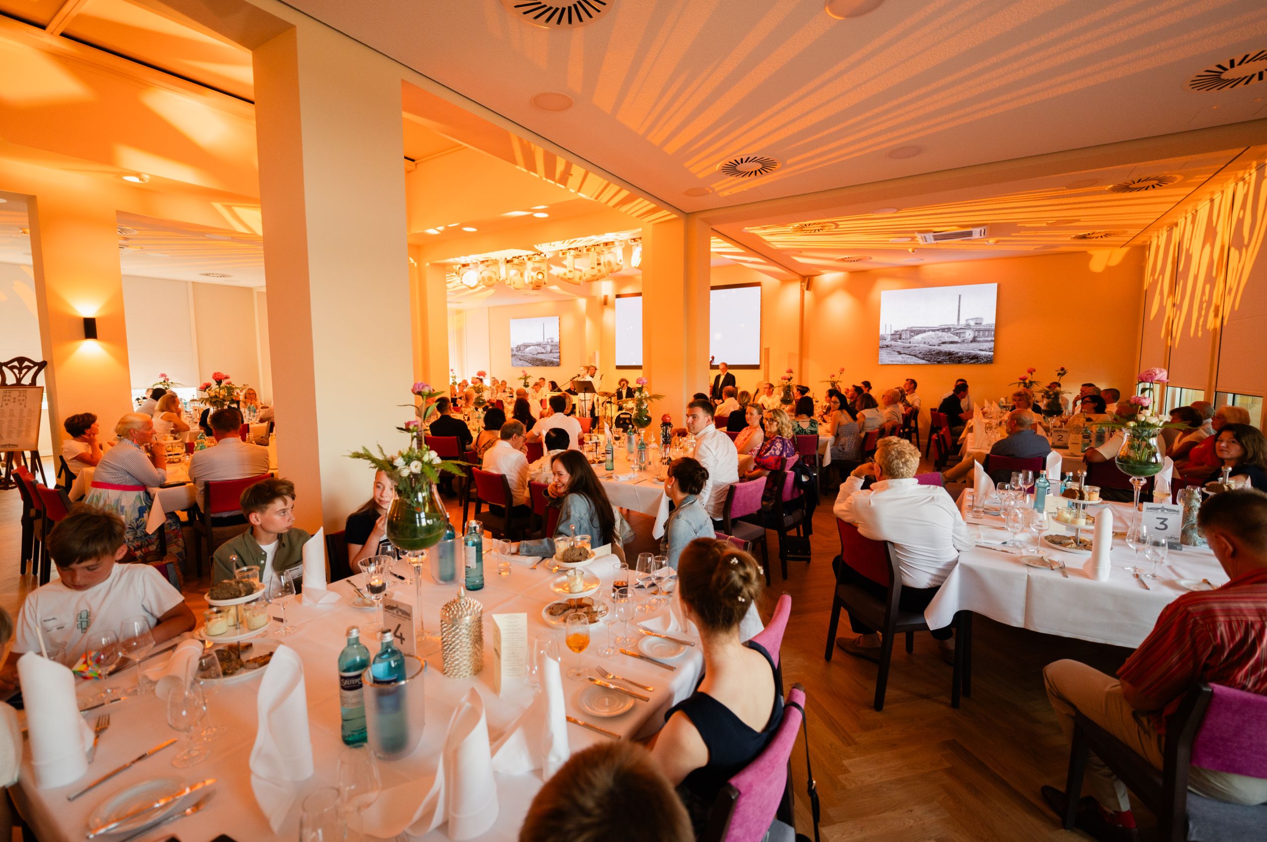 Festsaal mit Gästen